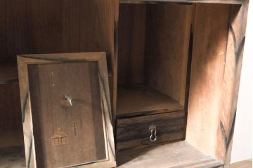 和製アンティーク　黒柿風の杢目が味わいを醸し出す収納棚(戸棚、茶棚、リビングボード、テレビ台)(R-050771)