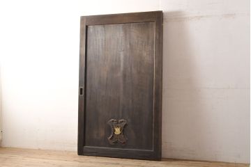 和製アンティーク　ヒノキ材　亀をモチーフにした金具が立派!雰囲気作りにおすすめの蔵戸(建具、引き戸、玄関戸)(R-050772)