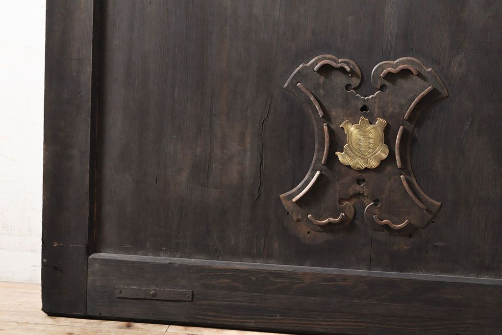 和製アンティーク　ヒノキ材　亀をモチーフにした金具が立派!雰囲気作りにおすすめの蔵戸(建具、引き戸、玄関戸)(R-050772)