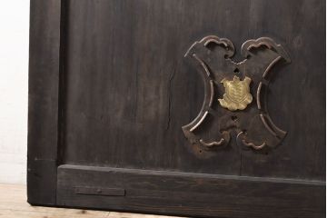 和製アンティーク　ヒノキ材　亀をモチーフにした金具が立派!雰囲気作りにおすすめの蔵戸(建具、引き戸、玄関戸)(R-050772)