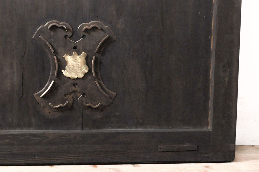 和製アンティーク　ヒノキ材　亀をモチーフにした金具が立派!雰囲気作りにおすすめの蔵戸(建具、引き戸、玄関戸)(R-050772)