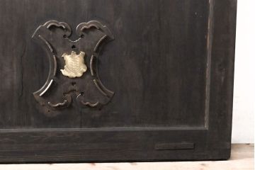 和製アンティーク　ヒノキ材　亀をモチーフにした金具が立派!雰囲気作りにおすすめの蔵戸(建具、引き戸、玄関戸)(R-050772)