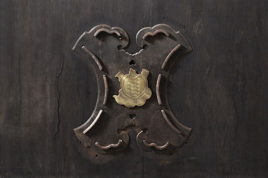 和製アンティーク　ヒノキ材　亀をモチーフにした金具が立派!雰囲気作りにおすすめの蔵戸(建具、引き戸、玄関戸)(R-050772)