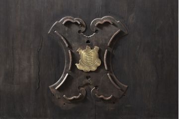 和製アンティーク　ヒノキ材　亀をモチーフにした金具が立派!雰囲気作りにおすすめの蔵戸(建具、引き戸、玄関戸)(R-050772)