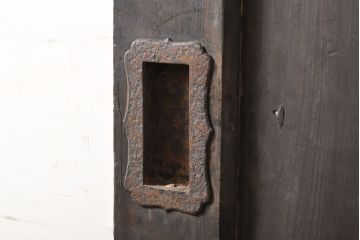 和製アンティーク　ヒノキ材　亀をモチーフにした金具が立派!雰囲気作りにおすすめの蔵戸(建具、引き戸、玄関戸)(R-050772)