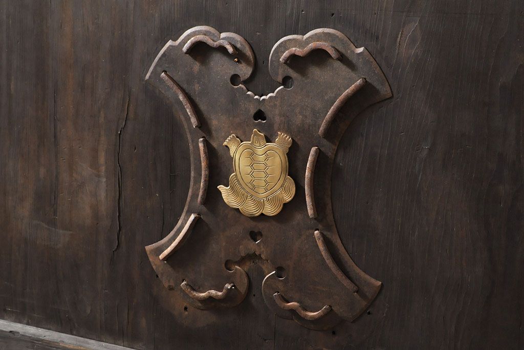 和製アンティーク　ヒノキ材　亀をモチーフにした金具が立派!雰囲気作りにおすすめの蔵戸(建具、引き戸、玄関戸)(R-050772)