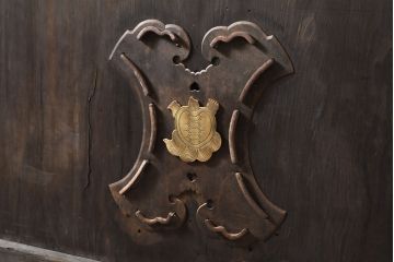 和製アンティーク　ヒノキ材　亀をモチーフにした金具が立派!雰囲気作りにおすすめの蔵戸(建具、引き戸、玄関戸)(R-050772)