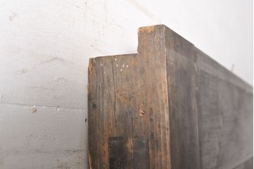 和製アンティーク　ヒノキ材　亀をモチーフにした金具が立派!雰囲気作りにおすすめの蔵戸(建具、引き戸、玄関戸)(R-050772)