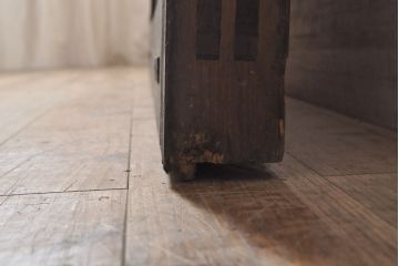 和製アンティーク　ヒノキ材　亀をモチーフにした金具が立派!雰囲気作りにおすすめの蔵戸(建具、引き戸、玄関戸)(R-050772)