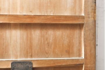 和製アンティーク　ヒノキ材　亀をモチーフにした金具が立派!雰囲気作りにおすすめの蔵戸(建具、引き戸、玄関戸)(R-050772)