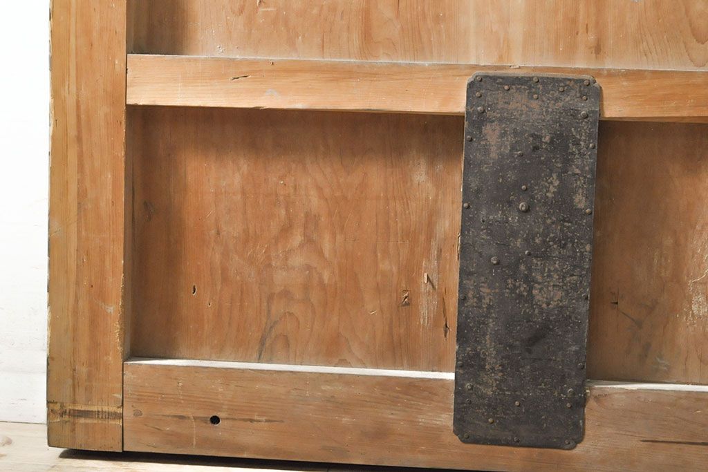 和製アンティーク　ヒノキ材　亀をモチーフにした金具が立派!雰囲気作りにおすすめの蔵戸(建具、引き戸、玄関戸)(R-050772)