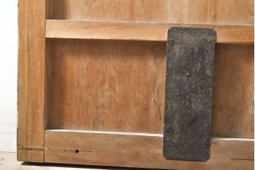 和製アンティーク　ヒノキ材　亀をモチーフにした金具が立派!雰囲気作りにおすすめの蔵戸(建具、引き戸、玄関戸)(R-050772)