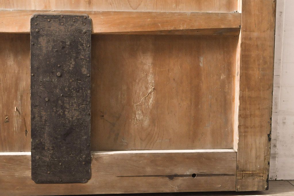 和製アンティーク　ヒノキ材　亀をモチーフにした金具が立派!雰囲気作りにおすすめの蔵戸(建具、引き戸、玄関戸)(R-050772)