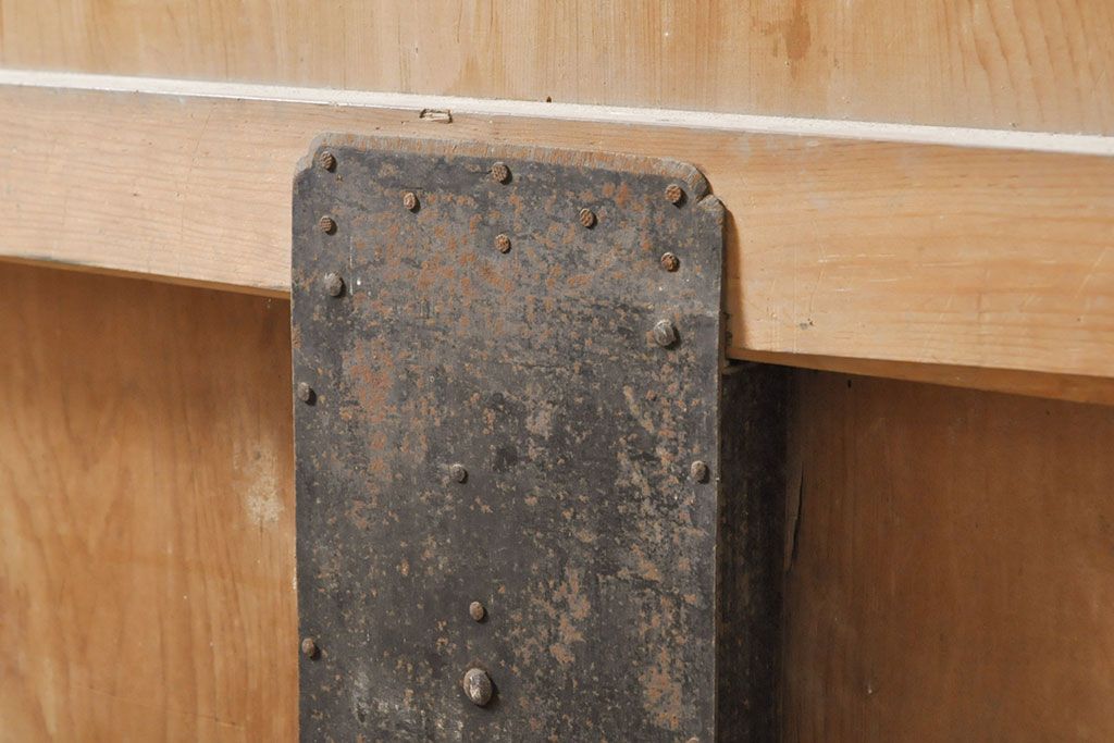 和製アンティーク　ヒノキ材　亀をモチーフにした金具が立派!雰囲気作りにおすすめの蔵戸(建具、引き戸、玄関戸)(R-050772)