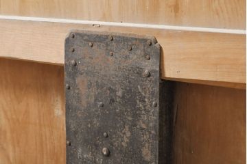 和製アンティーク　ヒノキ材　亀をモチーフにした金具が立派!雰囲気作りにおすすめの蔵戸(建具、引き戸、玄関戸)(R-050772)