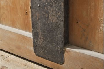 和製アンティーク　ヒノキ材　亀をモチーフにした金具が立派!雰囲気作りにおすすめの蔵戸(建具、引き戸、玄関戸)(R-050772)