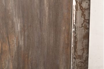 アンティーク建具　総ケヤキ材　鶴丸紋が目を惹く、渋い風合いの蔵戸(引き戸、玄関戸)(R-050774)