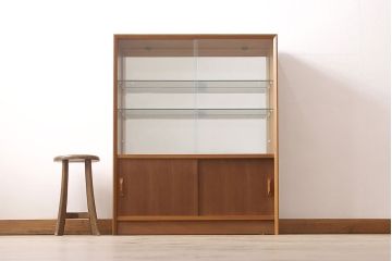 イギリスヴィンテージ　北欧家具　チーク材　HERBERT E. GIBBS(ハーバート・E・ギブス)　木のぬくもりと洗練されたデザインが魅力のキャビネット(収納棚、戸棚、ビンテージ)(R-050775)
