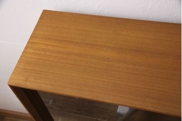 イギリスヴィンテージ　北欧家具　チーク材　HERBERT E. GIBBS(ハーバート・E・ギブス)　木のぬくもりと洗練されたデザインが魅力のキャビネット(収納棚、戸棚、ビンテージ)(R-050775)