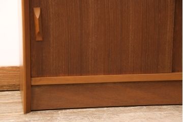 イギリスヴィンテージ　北欧家具　チーク材　HERBERT E. GIBBS(ハーバート・E・ギブス)　木のぬくもりと洗練されたデザインが魅力のキャビネット(収納棚、戸棚、ビンテージ)(R-050775)