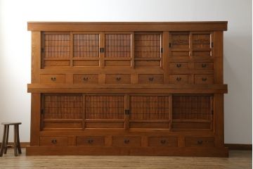 新品　未使用　在庫品　民芸家具　特大サイズ!　ニレ無垢材　和の空間作りに活躍する重ね9尺水屋箪笥(九尺水屋、サイドボード、和箪笥、収納棚)(R-050778)