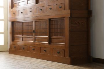 新品　未使用　在庫品　民芸家具　特大サイズ!　ニレ無垢材　和の空間作りに活躍する重ね9尺水屋箪笥(九尺水屋、サイドボード、和箪笥、収納棚)(R-050778)