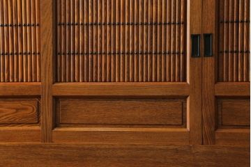 新品　未使用　在庫品　民芸家具　特大サイズ!　ニレ無垢材　和の空間作りに活躍する重ね9尺水屋箪笥(九尺水屋、サイドボード、和箪笥、収納棚)(R-050778)