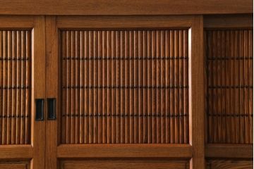 新品　未使用　在庫品　民芸家具　特大サイズ!　ニレ無垢材　和の空間作りに活躍する重ね9尺水屋箪笥(九尺水屋、サイドボード、和箪笥、収納棚)(R-050778)