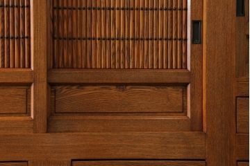 新品　未使用　在庫品　民芸家具　特大サイズ!　ニレ無垢材　和の空間作りに活躍する重ね9尺水屋箪笥(九尺水屋、サイドボード、和箪笥、収納棚)(R-050778)