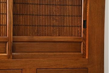 新品　未使用　在庫品　民芸家具　特大サイズ!　ニレ無垢材　和の空間作りに活躍する重ね9尺水屋箪笥(九尺水屋、サイドボード、和箪笥、収納棚)(R-050778)
