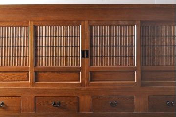 新品　未使用　在庫品　民芸家具　特大サイズ!　ニレ無垢材　和の空間作りに活躍する9尺水屋箪笥・上(九尺水屋、サイドボード、和箪笥、収納棚)(R-050779)