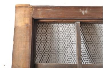 和製アンティーク　ヒノキ材　亀甲金網付き　粋な雰囲気を盛り上げる格子蔵戸(きつね格子、狐格子、建具、引き戸、玄関戸、格子戸、マス目、升目)(R-050781)