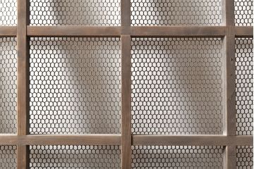 和製アンティーク　ヒノキ材　亀甲金網付き　粋な雰囲気を盛り上げる格子蔵戸(きつね格子、狐格子、建具、引き戸、玄関戸、格子戸、マス目、升目)(R-050781)