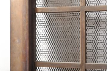 和製アンティーク　ヒノキ材　亀甲金網付き　粋な雰囲気を盛り上げる格子蔵戸(きつね格子、狐格子、建具、引き戸、玄関戸、格子戸、マス目、升目)(R-050781)