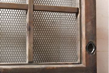 和製アンティーク　ヒノキ材　亀甲金網付き　粋な雰囲気を盛り上げる格子蔵戸(きつね格子、狐格子、建具、引き戸、玄関戸、格子戸、マス目、升目)(R-050781)