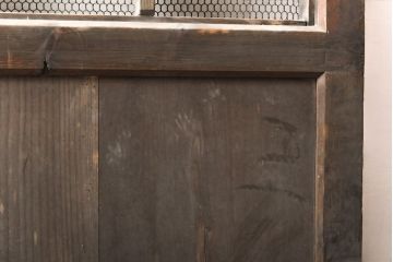 和製アンティーク　ヒノキ材　亀甲金網付き　粋な雰囲気を盛り上げる格子蔵戸(きつね格子、狐格子、建具、引き戸、玄関戸、格子戸、マス目、升目)(R-050781)