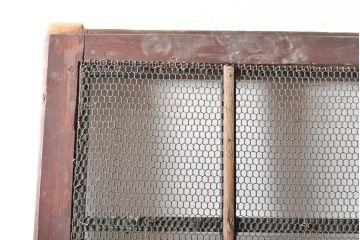 和製アンティーク　ヒノキ材　亀甲金網付き　粋な雰囲気を盛り上げる格子蔵戸(きつね格子、狐格子、建具、引き戸、玄関戸、格子戸、マス目、升目)(R-050781)
