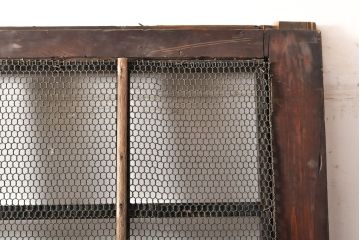 和製アンティーク　ヒノキ材　亀甲金網付き　粋な雰囲気を盛り上げる格子蔵戸(きつね格子、狐格子、建具、引き戸、玄関戸、格子戸、マス目、升目)(R-050781)