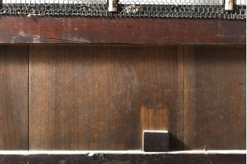 和製アンティーク　ヒノキ材　亀甲金網付き　粋な雰囲気を盛り上げる格子蔵戸(きつね格子、狐格子、建具、引き戸、玄関戸、格子戸、マス目、升目)(R-050781)
