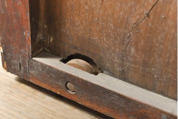 和製アンティーク　ヒノキ材　亀甲金網付き　粋な雰囲気を盛り上げる格子蔵戸(きつね格子、狐格子、建具、引き戸、玄関戸、格子戸、マス目、升目)(R-050781)