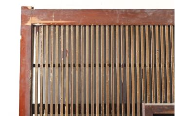 和製アンティーク　ヒノキ材・ケヤキ材　金網付き　和の風情を醸し出す格子くぐり戸(蔵戸、建具、引き戸、格子戸、マス目、升目)(R-050782)