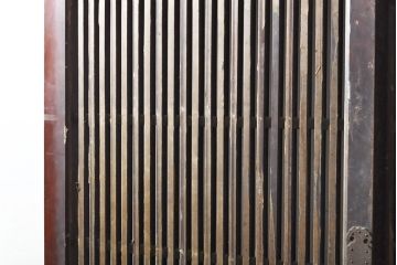 和製アンティーク　ヒノキ材・ケヤキ材　金網付き　和の風情を醸し出す格子くぐり戸(蔵戸、建具、引き戸、格子戸、マス目、升目)(R-050782)