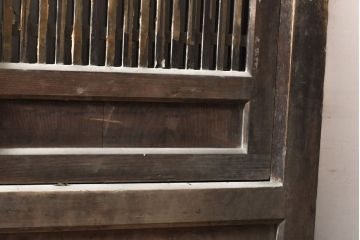 和製アンティーク　ヒノキ材・ケヤキ材　金網付き　和の風情を醸し出す格子くぐり戸(蔵戸、建具、引き戸、格子戸、マス目、升目)(R-050782)