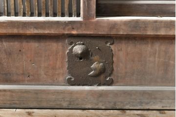 和製アンティーク　ヒノキ材・ケヤキ材　金網付き　和の風情を醸し出す格子くぐり戸(蔵戸、建具、引き戸、格子戸、マス目、升目)(R-050782)