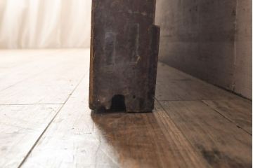 和製アンティーク　ヒノキ材・ケヤキ材　金網付き　和の風情を醸し出す格子くぐり戸(蔵戸、建具、引き戸、格子戸、マス目、升目)(R-050782)