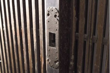 和製アンティーク　ヒノキ材・ケヤキ材　金網付き　和の風情を醸し出す格子くぐり戸(蔵戸、建具、引き戸、格子戸、マス目、升目)(R-050782)
