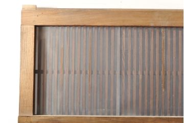 和製アンティーク　ヒノキ材・ケヤキ材　金網付き　和の風情を醸し出す格子くぐり戸(蔵戸、建具、引き戸、格子戸、マス目、升目)(R-050782)