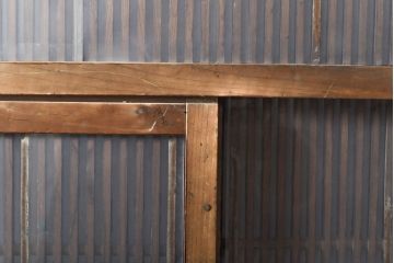 和製アンティーク　ヒノキ材・ケヤキ材　金網付き　和の風情を醸し出す格子くぐり戸(蔵戸、建具、引き戸、格子戸、マス目、升目)(R-050782)