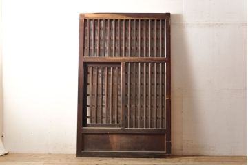 和製アンティーク　ヒノキ材・ケヤキ材　金網付き　太めの格子が上品さを醸し出すくぐり戸(蔵戸、建具、引き戸)(R-050783)