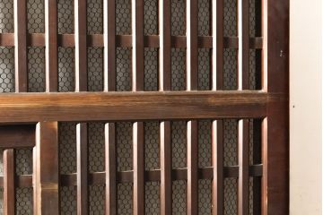 和製アンティーク　ヒノキ材・ケヤキ材　金網付き　太めの格子が上品さを醸し出すくぐり戸(蔵戸、建具、引き戸)(R-050783)
